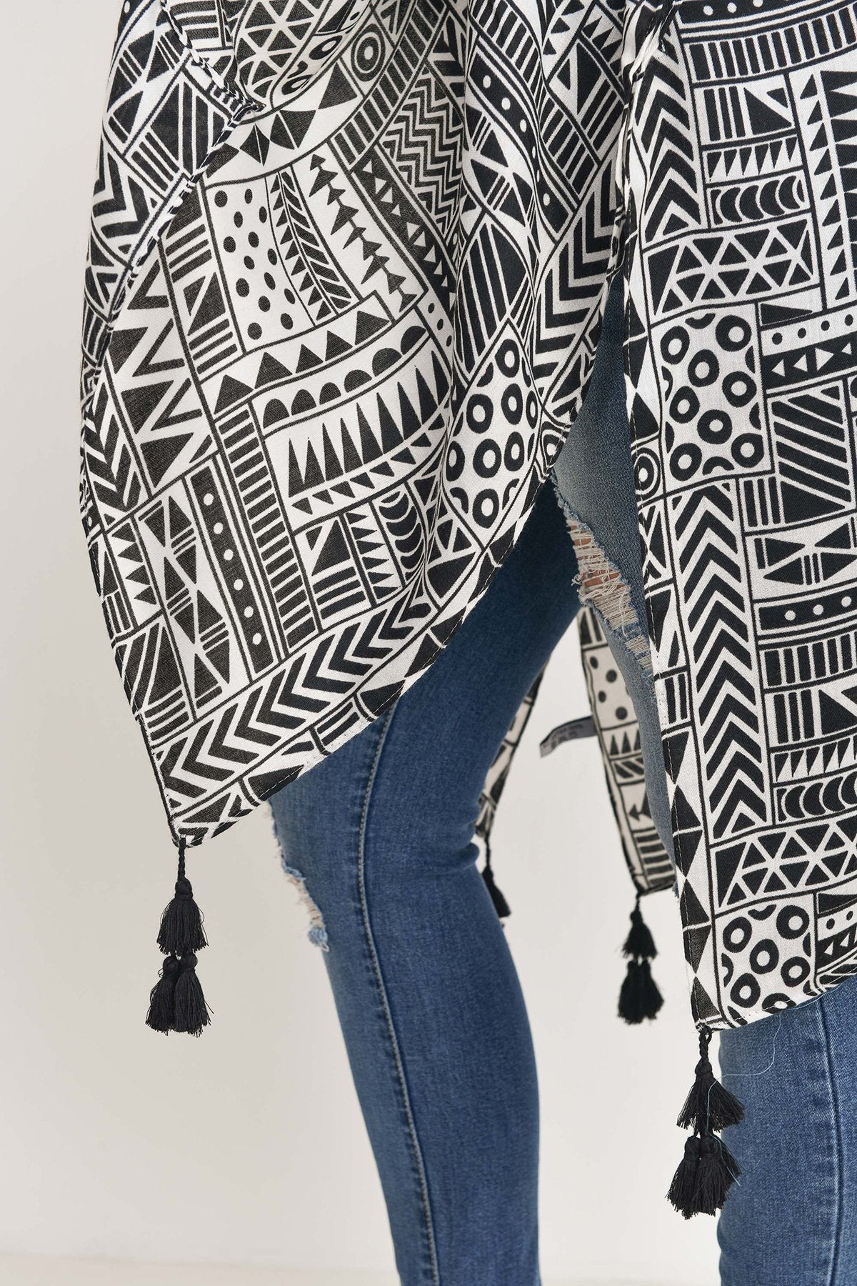 Hdf3162 - Tribal Pattern Print Tasseled Open Front Kimono