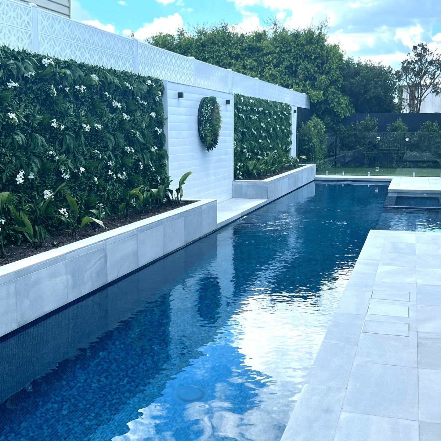 Flowering White Jasmine Fake Green Wall / Artificial Vertical Garden 1m X 1m UV Resistant
